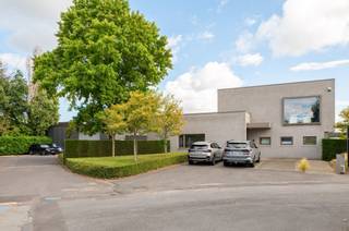 Mooi ingericht kantoorgebouw van +/- 335m² bestaande uit inkomhal met ontvangstbalie, open space kantoorruimte, keuken, toiletten en 2 vergaderzalen op het gelijkvloers + bureel, zithoek, kitchenette en vergaderzaal op verdiep. Verder is er een polyvalente ruimte met eetzaal en bar van +/- 184m². <br />De loods met 2 sectionaalpoorten en gepolierde betonvloer meet +/- 800m². Er zijn 60 zonnepanelen aanwezig.<br /><br />De grondoppervlakte bedraagt 2.691m².<br /> 