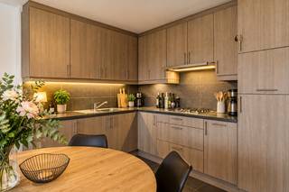 Op een uitstekende locatie te Hulshout bevindt zich dit prachtig appartement met 2 slaapkamers en een ruim terras. U bevindt zich hier vlakbij winkels, eet-en drankgelegenheden, scholen en het openbaar vervoer.<br /><br />We betreden het appartement via de inkomhal met apart gastentoilet. De ruime leefruimte geniet van veel lichtinval door de vele raampartijen. Hier kunt u een aparte eetplaats en een gezellige zithoek creëren. Van hieruit heeft u toegang tot het ruime, goed georiënteerde terras, waar u steeds kunt genieten van het mooie weer. De open en moderne keuken is mooi geïntegreerd in het geheel en is ingericht met kwalitatieve toestellen. Verder beschikt u nog over een aparte berging/wasruimte. De nachthal geeft ons toegang tot twee slaapkamers en de badkamer met dubbele lavabo, douche en ligbad. Achteraan het gebouw bevindt zich ook nog een aparte overdekte autostaanplaats. De gemeenschappelijke kosten bedragen € 30 per maand.<br /><br />Het appartement is beschikbaar vanaf 1/12/2026.<br /><br />U dient een bezoekaanvraag in te dienen via het zoekertje op onze website via de knop "vraag bezoek aan".<br /><br />Dit is een uitstekende opportuniteit als u op zoek bent naar een appartement met 2 slaapkamers en overdekte autostaanplaats op een uitstekende locatie. Contacteer ons alvast voor meer informatie of neem een kijkje op www.boonstravastgoed.be .<br /><br />Bijzonderheden:<br />- Ruim terras<br />- 2 slaapkamers<br />- Uitstekende locatie