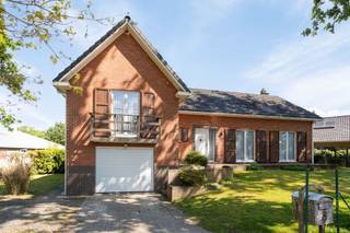 <p><span>Ruime vrijstaande woning met 3 slaapkamers. De woning is gelegen in een doodlopende straat op een perceel van 10a 44ca. De woning ligt op fietsafstand van het centrum waar je o.a. een bakker, supermarkt, apotheek, ... kan terugvinden. De oprit E19 Zemst (Antwerpen-Brussel) bevindt zich op minder dan 5 minuten. Het recreatiedomein Sport Vlaanderen Hofstade situeert zich op een boogscheut.</span></p><p><span> </span></p><p><span>INDELING</span></p><p><span>Gelijkvloers (0): garage. Gelijkvloers (+0,5): inkomhal met gastentoilet, badkamer, ruime en lichtrijke leefruimte met houthaard, keuken en berging. Eerste verdieping (+1): nachthal/overloop, 3 slaapkamers. Zolder (+2): zolder te bereiken via een vaste trap met recreatieruimte en mogelijkheid voor een vierde slaapkmaer (mits plaatsen Velux). Kelder (-0,5): kelder onder rechtse gedeelte woning.</span></p><p><span> </span></p><p><span>ATTESTEN: </span><span>alle attesten staan ter beschikking op onze website.</span></p>