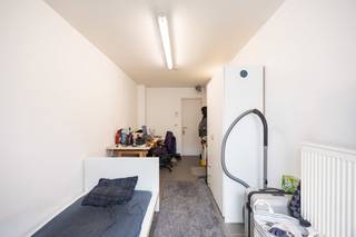 Voor verdere info of een vrijblijvende waardebepaling van uw eigendom: marco@homixx.be of 016 199 343.<br /><br />Bent u op zoek naar een zorgeloze en renderende investering, of zoekt u een comfortabele thuisbasis voor uw studerende zoon of dochter? Als uw professionele vastgoedpartner stellen wij met trots deze instapklare en bemeubelde studentenkamer voor, gelegen op een absolute toplocatie. Dankzij de strategische ligging bevinden alle faciliteiten, openbaar vervoer en gezellige stadspleinen zich in de directe nabijheid.<br /><br />Deze kamer combineert een doordacht ruimtegevoel met modern comfort en beschikt over een bewoonbare oppervlakte van 14 vierkante meter. De indeling voorziet in één gezellige sla- en studeerruimte, die dankzij het aanwezige meubilair meteen klaar is voor gebruik. Daarnaast heeft u toegang tot een goed onderhouden, gemeenschappelijke badkamer.<br /><br />Bij de realisatie van dit gebouw werd veel aandacht besteed aan duurzaamheid en veiligheid. De kamer beschikt over een uitstekende EPC-score A, wat garant staat voor een minimaal energieverbruik en een lage energiefactuur. Als extra troeven is het complex uitgerust met continue camerabewaking voor een optimaal veiligheidsgevoel, en is er een handige fietsenparking achteraan het gebouw voorzien. <br /><br />Kortom, een unieke en instapklare opportuniteit op een gegeerde ligging.