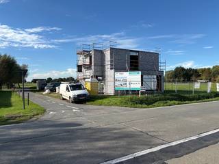 Prachtige nieuwbouwwoning in aanbouw in een rustige en landelijke omgeving.<br />De ruwbouw is zo goed als klaar, plaatsing ramen binnenkort voorzien.<br />Plaatsbezoek mogelijk.<br /><br /><strong>Indeling:</strong><br />Inkomhal met gastentoilet en bureau. Aan de achterzijde van de woning situeren zich de open keuken met eiland en de lichtrijke woonkamer met prachtig zicht op de tuin en de achterliggende akkers. Aansluitend bij de keuken is nog een ruime berging met wasplaats voorzien.<br />Op het verdiep: nachthal, apart toilet, 4 slaapkamers. Berging. Badkamer met ligbad en douche.<br />Tuin met terras & gazon. Carport.<br /><br /><strong>Details:</strong><br />- vloerverwarming met warmtepomp & 8 zonnepanelen<br />- pvc schrijnwerk<br />- afwerking binnen nog mogelijk naar eigen smaak<br />- prijs exclusief 12% registratierechten op de grond en 21% btw op de constructie.<br /><br /><strong>Contact:</strong><br />Voor meer informatie of een bezoek aan de werf, contacteer Stijn op 0491 61 42 19 of info@stijndebusschere.be