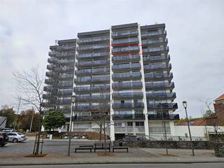 Cozy 2 bedroom apartment with beautiful views.Located on the 8th floor and easily accessible by elevator.The apartment has a spacious entrance, a...