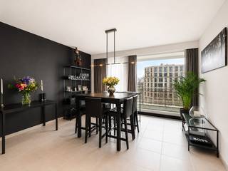 Lichtrijk appartement met terras te koop in Antwerpen<br /><br />Centraal en vlot bereikbaar in Antwerpen<br /><br />Ontdek dit sfeervolle appartement, ideaal gelegen in een dynamische buurt van Antwerpen. Deze wereldstad bruist van het leven en biedt een ongeëvenaarde stedelijke ervaring. Je vindt hier een perfecte mix van cultuur, gastronomie en entertainment. Met het stadscentrum op slechts 3,5 km en openbaar vervoer op 90 meter geniet je van uitstekende bereikbaarheid. De sporthal en Plantin Moretus liggen op slechts 200 meter, winkels op 300 meter en de oprit van de E19 op 600 meter. Antwerpen biedt een stimulerende omgeving met alle voorzieningen binnen handbereik.<br /><br />Comfortabel en energiezuinig wonen<br /><br />Dit goed onderhouden te koop aangeboden appartement, gebouwd in 1975, verkeert in goede staat en biedt modern wooncomfort. Met een bewoonbare oppervlakte van 91 m² is dit een efficiënt ingedeeld appartement. Het appartement te koop, gelegen op de vijfde verdieping, beschikt over 2 slaapkamers, 1 badkamer en 1 toilet. De keuken is functioneel ingedeeld met alle comfort. Centrale verwarming op stookolie is aanwezig. Het te koop aangeboden pand heeft een gunstig EPC-label B met een energiescore van 142. Buiten geniet je van een gezellig west georiënteerd terras van 9 m². Verder profiteer je van een praktische berging. Dit alles biedt een complete en zorgeloze woonervaring.<br /><br />Dit appartement wordt bemeubeld of onbemeubeld aangeboden.<br /><br /><br /><br />Indeling<br /><br />Met netto oppervlaktes<br /><br />GELIJKVLOERS<br /><br />inkomhal: 7 m²<br /><br />woonkamer: 17 m²<br /><br />eetkamer: 16 m²<br /><br />keuken: 8 m²<br /><br />slaapkamer 1: 13 m²<br /><br />slaapkamer 2: 17 m²<br /><br />badkamer: 6 m²<br /><br />berging: 1 m²<br /><br />BUITENZONE<br />terras: 9 m²<br /><br /><br />Troeven:<br /><br />Energiezuinig met EPC-label B (score 142)<br /><br />Ruim appartement met 91 m² bewoonbare oppervlakte en 2 slaapkamers<br /><br />Goed onderhouden (bouwjaar 1975) en in goede staat<br /><br />Zonnig west georiënteerd terras van 9 m²<br /><br />Centrale ligging in Antwerpen, nabij stadscentrum (3,5 km), treinstation (1,5 km)