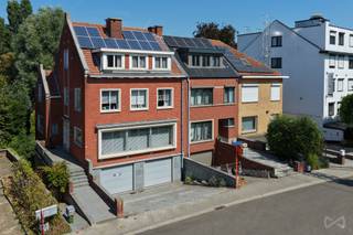 <p>Op een bijzonder gegeerde locatie in Heverlee, op <strong>fietsafstand van het centrum van Leuven</strong> en op wandelafstand van het <strong>station van Heverlee, het marktplein, winkels en andere dagelijkse voorzieningen</strong>, bevindt zich deze uitzonderlijk ruime woning op een royaal perceel van maar liefst <strong>14,5 are</strong>. Een dergelijke combinatie van ruimte, groen en bereikbaarheid is bijzonder zeldzaam zo dicht bij Leuven.<br /><br />De woning beschikt over een <strong>zeer solide structuur</strong> en een mooie <strong>bewoonbare oppervlakte van circa 315 m²</strong>. Met maar liefst <strong>acht slaapkamers en twee badkamers</strong> biedt ze bijzonder veel mogelijkheden voor grotere gezinnen, maar ook voor wie op zoek is naar ruimte voor <strong>zorgwonen, kangoeroewonen of een combinatie van wonen en werken</strong>.<br /><br />Ook praktisch heeft de woning heel wat te bieden. Ze is <strong>volledig onderkelderd</strong>, waardoor er uitzonderlijk veel bergruimte aanwezig is, en beschikt bovendien over <strong>twee inpandige garages</strong>.<br /><br />De absolute troef bevindt zich achteraan: een <strong>ruime, groene tuin</strong>, omgeven door volwassen groen. Dankzij het royale perceel zijn er tal van mogelijkheden om hier een prachtige buitenomgeving te creëren, terwijl het stadscentrum toch bijzonder dichtbij blijft.<br /><br />De ligging maakt het geheel extra aantrekkelijk. Heverlee combineert een rustige en groene woonomgeving met een uitstekende bereikbaarheid richting Leuven. Openbaar vervoer, winkels, scholen en recreatiemogelijkheden bevinden zich in de onmiddellijke omgeving, terwijl ook belangrijke tewerkstellingspolen en verbindingswegen vlot bereikbaar zijn.<br /><br />De woning dient <strong>gemoderniseerd te worden om volledig aan het hedendaagse wooncomfort te voldoen</strong>, maar vormt dankzij haar stevige basis, uitzonderlijke volumes en royale perceel een bijzonder interessante opportuniteit voor wie een ruime woning volledig naar eigen smaak wil afwerken.<br /><br />Interesse? Contacteer ons snel voor een afspraak!</p>