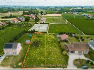 <p>Bent u op zoek naar de perfecte locatie om uw droomwoning te realiseren?<br />Dan biedt dit mooie perceel, bestaande uit 2 bouwgronden en agrarische grond, in het landelijke Mater een unieke kans. Ideaal voor het oprichten van twee halfopen bebouwing op een groene en rustige locatie met prachtig open zicht achteraan.</p><p>Lot 1 (linker bouwgrond)<br />Oppervlakte: 6a07ca<br />Straatbreedte: 12 meter<br />Diepte: 50 meter</p><p>Lot 2 (bouwgrond + agrarisch gebied)<br />Oppervlakte: 10a43ca<br />Straatbreedte: 17 meter<br />Diepte: 55,5 meter<br />Rustige ligging met groene vergezichten<br />Uitstekende bereikbaarheid<br />Geniet van de rust van het platteland zonder in te boeten aan comfort. Winkels, scholen, openbaar vervoer en belangrijke invalswegen bevinden zich op een boogscheut.</p><p>Bouwvoorschriften:<br />Max bouwbreedte: 9m<br />Max. bouwdiepte: 15m (gelijkvloers), 12m (verdieping)<br />Max nokhoogte: 12m<br />Max kroonlijsthoogte: 6m<br />Het bouwen van een veranda is mogelijk binnen de bouwzone. Een carport is mogelijk inpandig of wordt gezien als bijgebouw.<br />Zijtuinstroken moeten bouwvrij blijven<br />Inplanting conform verkavelingsplan</p><p>Waarom kiezen voor dit perceel?:<br />Rustige, groene omgeving<br />Goede verbindingen<br />Harmonieuze verkaveling<br />Prachtig achterliggend uitzicht</p><p>Een uitgelezen kans om te bouwen in het pittoreske Mater ,waar rust, natuur en bereikbaarheid hand in hand gaan.</p><p>Heeft u interesse of vragen? Neem gerust contact op met ons kantoor voor meer informatie of een plaatsbezoek.</p>