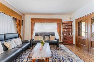 <p>Deze te renoveren woning is gelegen op een rustige locatie in Okegem, met een vlotte verbinding naar het centrum van Ninove en openbaar vervoer op wandelafstand.<br /><br />Op de gelijkvloerse verdieping bevinden zich de inkomhal, een gezellige leefruimte met eetplaats (46m²), een afzonderlijke keuken, een overdekte plaats en een praktische bergruimte. Achteraan de woning geniet u van een prachtige en ruime tuin, ideaal voor wie houdt van buitenruimte en groen.<br />De eerste verdieping beschikt over twee ruime slaapkamers (18 & 11m²) en een badkamer.<br /><br />Dankzij de rustige ligging, de vlotte bereikbaarheid en de ruime tuin biedt deze woning heel wat potentieel voor wie er zijn eigen thuis van wil maken.<br /><br />Er is een renovatieplichting van toepassing.</p>