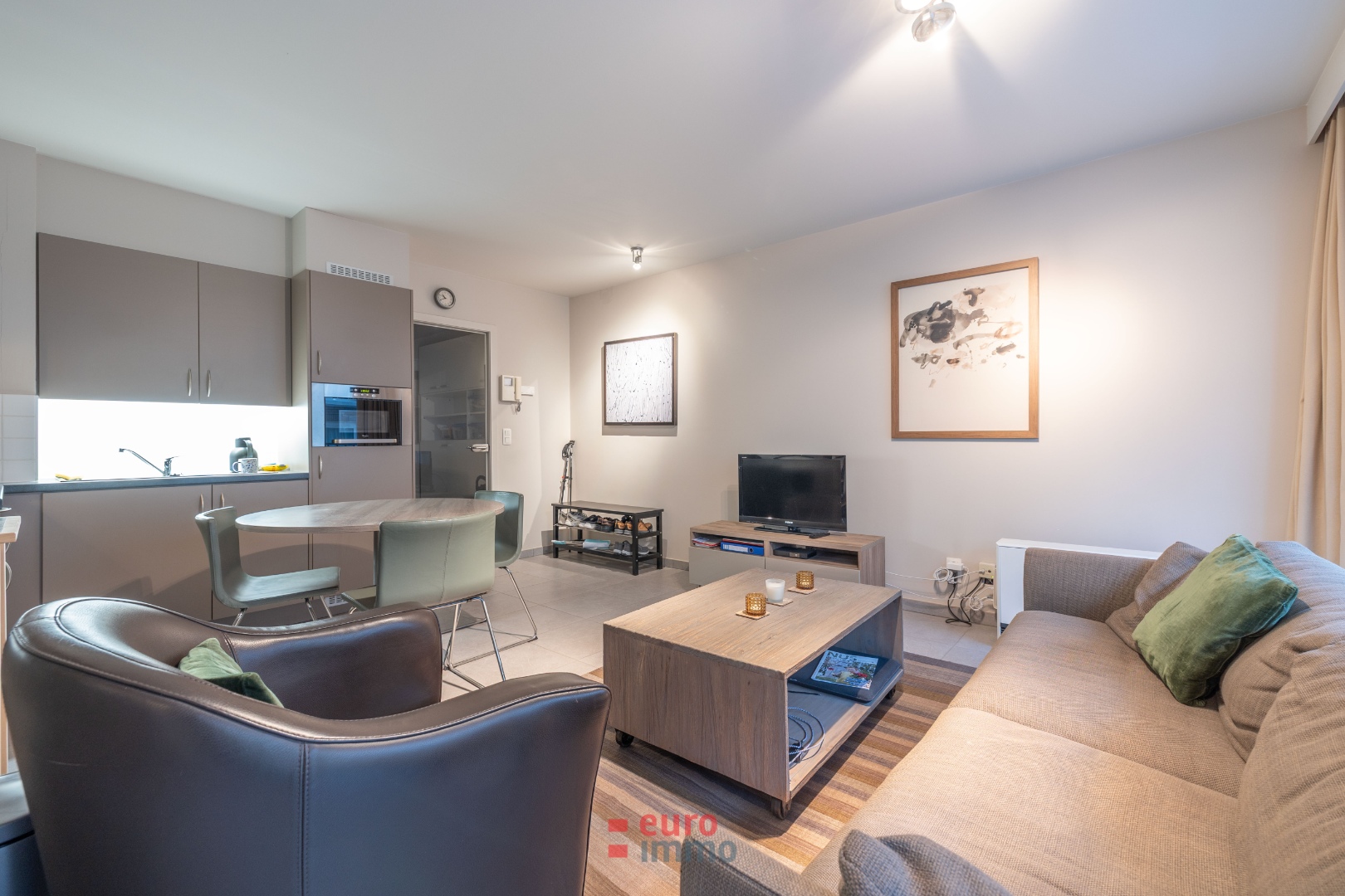 Studio lumineux avec coin à coucher et vue latérale sur la mer - photo 2