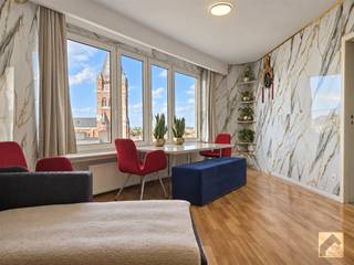 <p><span>Licht appartement met drie slaapkamers en een panoramisch uitzicht over Antwerpen</span></p><p><span>Wonen met de stad aan je voeten? Op de zesde verdieping aan de Zegelstraat 3 in Borgerhout geniet je van een weids uitzicht over Antwerpen. Vanuit de woonkamer herken je onder meer de kathedraal, het MAS en het Centraal Station. Een uitzicht dat dit appartement iets bijzonders geeft.</span></p><p><span>De grote ramen zorgen voor veel natuurlijk licht. De leefruimte biedt plaats aan een gezellige zithoek en een eettafel bij het raam, met het stadszicht als achtergrond. Aansluitend ligt de afzonderlijke keuken, die toegang geeft tot een klein, praktisch terras.</span></p><p><span>Verder beschikt het appartement over een ruime inkomhal, drie slaapkamers, een badkamer met ligbad en een afzonderlijk toilet. Naast de ruime hoofdslaapkamer zijn er twee compactere kamers, die ook als bureau, kinder- of hobbykamer kunnen dienen. Bergruimte in het appartement en een bijkomende kelderberging maken het geheel compleet.</span></p><p><span>Het appartement is proper en goed onderhouden. De keuken en het sanitair zijn ouder, maar nog bruikbaar. Je kan er dus wonen en eventuele vernieuwingen op je eigen tempo aanpakken. De ramen hebben dubbele beglazing en de lift brengt je tot op de verdieping.</span></p><p><span>Ook de ligging maakt het dagelijkse leven gemakkelijk: winkels, voorzieningen en openbaar vervoer liggen vlakbij. Te voet, met de fiets of met tram en bus raak je vlot op je bestemming. Een wagen is hier geen must. Je fiets kan je kwijt in de gemeenschappelijke fietsenberging.</span></p><p><span>Kom het uitzicht zelf beleven tijdens het eerste bezoekmoment op zaterdag 3 oktober. Schrijf je via onze website in en kies meteen je beschikbare tijdslot.</span></p>