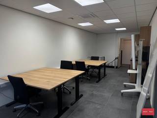 In het industriegebied van Hoogstraten, vlak aan de snelweg E19 (Antwerpen–Breda), bevindt zich deze recent gerenoveerde kantoorruimte...