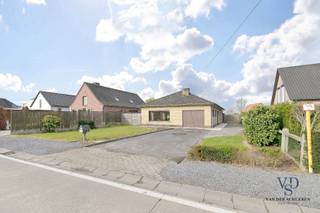 Deze degelijke bungalow combineert een vlotte bereikbaarheid met een landelijke ligging.<br /><br />Via de inkomhal met gastentoilet komt u in de lichtrijke leefruimte, die naadloos aansluit op de ruime leefkeuken met praktische koele berging. Verder beschikt de woning over drie volwaardige slaapkamers en een badkamer.<br />De inpandige garage aanwezig. <br /><br />Geniet bovendien van prachtige vergezichten, zowel aan de voor- als achterzijde van de woning.<br /><br />Kortom, een eigendom boordevol potentieel.