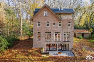 Unieke nieuwbouwvilla, gelegen in een bosrijke omgeving, met o.a. een ruimte inkomhal, lichtrijke leefruimte, leefkeuken met aansluitend terras,...