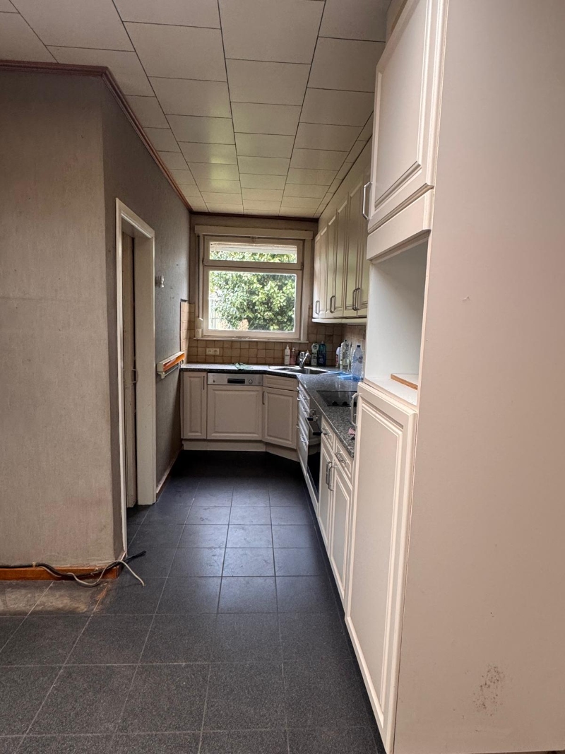 STATIGE WONING MET 4 SLAAPKAMERS, TUIN EN GARAGE NABIJ HET CENTRUM VAN ZWIJNDRECHT!! - foto 5