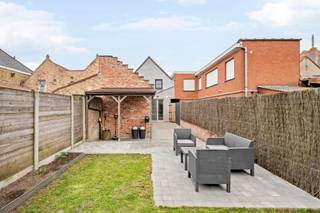 Deze woning is gelegen vlakbij het centrum van Staden.Op de gelijkvloerse verdieping is volgende indeling aanwezig: inkomhal, lichtrijke woonkamer,...