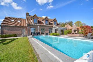 Klassevolle villa met handelsruimte, dubbele garage, grote tuin met zwembad, poolhouse en landelijk uitzicht op een perceel va 1.370 m². Rustig en landelijk gelegen, met een vlotte verbinding naar het commercieel centrum van Aalter en Bellem dorp.<br /><br />Deze ruime en perfect onderhouden villa is voorzien van alle comfort. De aparte handelsruimte en buitenparking zijn ideaal voor een kleine zelfstandige die aan huis wil werken. Ook de dubbele garage, buitenzwembad en poolhouse zijn absolute troeven.<br /><br /><strong>Gelijkvloers: </strong>Via de inkomhal met gastentoilet betreedt u de ruime lichtrijke leefruimte met zit- en eetplaats. De leefruimte ademt licht en is voorzien van een mooie eiken parketvloer en is uitgerust met een design gashaard, beamer en projectiescherm, geluidsinstallatie en domoticasysteem.<br />De volledig ingerichte keuken met marmer kook-en ziteiland geeft uit op de leefveranda, waar het aangenaam vertoeven is met zicht op het terras en de tuin met open zicht op de achterliggende landerijen. Naast de keuken is er een praktische bergplaats (o.a. extra frigo/diepvries) en een sanitaire ruimte met douche en wasmeubel. Vooraan is er een aparte ruimte met aansluiting voor de wasmachine en droogkast. Verder is er een grote dubbele garage met twee sectionale poorten.<br /><br /><strong>Handelsruimte: </strong>De woning beschikt over een aparte toegang tot de handelsruimte (momenteel ingericht als kapsalon), met een open ruimte met inbouwkasten en een extra gastentoilet met lavabo. Via de trap is er toegang tot een bijkomende kamer met wasmeubel en een aparte berging. Ook perfect bruikbaar als kantoor of extra privéruimte.<br /><br /><strong>Buitenruimte:</strong> De tuin is volledig aangelegd en beschikt over een mooi terras, stenen barbecue, buitenzwembad en een poolhouse met douche, wasmeubel, technische ruimte en berging (o.a. voor fietsen). De oprit is voorzien van veel parkeergelegenheid.<br /><br /><strong>Eerste verdieping: </strong>Op de eerste verdieping bevinden zich een nachthal, drie ruime slaapkamers (waarvan één momenteel ingericht als hobbyruimte/bureau met warm en koud water) en mogelijkheid tot vierde slaapkamer. Daarnaast is er nog een badkamer met ligbad en dubbele lavabo. Op de nachthal is er een afzonderlijk toilet met lavabo en ook nog een grote bergplaats met ingemaakte kasten (ook bruikbaar als kinderkamer).<br />Via een zoldertrap bereikt u de geïsoleerde zolder, ideaal voor stockage.<br /><br /><strong>Technisch &amp; comfort:</strong><br />- Centrale verwarming op aardgas (condenserende ketel)<br />- Dubbel glas overal<br />- Airco op gelijkvloers en eerste verdieping<br />- Elektrische installatie conform AREI<br />- Afzonderlijke tellers voor de woning &amp; handelsruimte<br />- Alarm aanwezig<br />- EPC: 202 kWh/m² - (UC3427218)<br /><br /><br />Contacteer PERSPECTIEF VASTGOED – 7 op 7 bereikbaar – voor meer informatie of een bezoek.<br />Bel 050/550.750 of mail naar info@perspectiefvastgoed.be.<br /> 