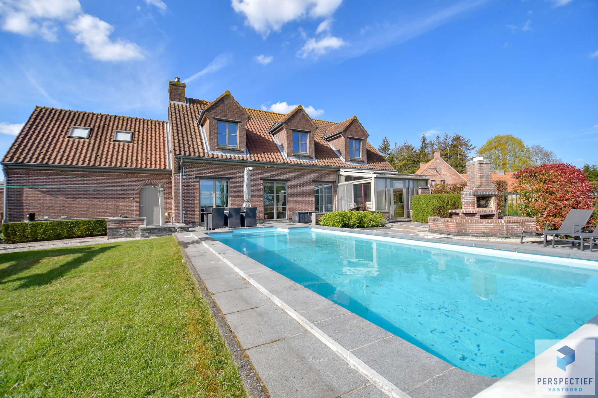 Landelijk gelegen villa met handelsruimte en buitenzwembad op 1370 m² - foto 3