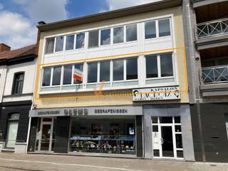 <p><span>MODERN APARTEMENT IN CENTRUM SCHOTEN</span></p><p><span> </span></p><p><span>Dit ruime appartement van 109 m² bevindt zich op een uitstekende ligging in het hart van Schoten.</span></p><p><span> </span></p><p><span>Het appartement beschikt over 1 slaapkamer met ingebouwde kasten en ensuite de badkamer met een moderne douche en hedendaagse afwerkingen, een ruime berging en apart gasten toilet. </span></p><p><span> </span></p><p><span>De keuken is voorzien van een volledige keuken opstelling met werkbladen en opbergruimte voor alle huishoudelijke behoeften. De ruime woonruimte biedt veel licht dankzij grote raampartijen en is voorzien van keramische tegelvloer.</span></p><p><span> </span></p><p><span>Er is een aangename buitenruimte met terras, voorzien van lounge meubilair en een berging met wasmachine voorziening. </span></p><p><span> </span></p><p><span>De ligging in Schoten is strategisch voordelig met gemakkelijke toegang tot winkels, restaurants en openbaar vervoer.</span></p><p><span> </span></p><p><span> </span></p><p><span>* airco </span></p><p><span>* zeer centraal gelegen (mobiscore 8,7/10) </span></p><p><span>* volledig geschilderd </span></p><p><span>* dubbele beglazing en automatische zon screenings</span></p><p><span>* beschikbaar vanaf 1 Dec. 2026</span></p><p><span>* EPC: 172</span></p><p><span> </span></p><p><span> </span></p><p><span> </span></p>