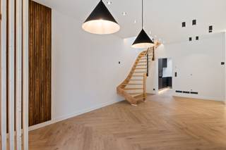 <p>Deze knap gerenoveerde woning bevindt zich in een rustige straat, vlakbij het natuurreservaat ‘Broek De Naeyer’ en het prachtige water van de Rupel. Hier geniet je van ontspannende wandel- en fietstochten met een adembenemend uitzicht op de oever of te midden van het rustgevende groen!</p>
<p>Je komt binnen in de riante leefruimte die werd voorzien van een prachtige visgraatvloer met aangrenzend de moderne keuken die geniet van een prachtig design met warme houttinten en stijlvolle muurtegels. Verder heb je hier een prachtige badkamer met een ruime inloopdouche, lavabo in meubel en handdoekradiator en toilet – dit alles met een zorgvuldige afwerking en mooie, zwarte accenten. Op de eerste verdieping bevinden zich 2 slaapkamers van maar liefst 11 m² &amp; 6,8 m², de draaitrap leidt je vervolgens naar een polyvalente ruimte van 17 m² die je perfect kan benutten als 3<sup>de</sup> slaapkamer, werkruimte of kamer voor jouw geliefde hobby’s!</p>
<p>Dit is een thuis waar klasse, comfort en rust hand in hand gaan. Plan snel een bezoek in en ervaar zelf de verfijnde charme!</p>
<p><strong>Technische gegevens: EPC A!! Elektriciteit is conform, </strong>centrale verwarming op gas via een condenserende ketel, zonnepanelen, driedubbele beglazing en HR-beglazing in aluminium en PVC. Geïsoleerde vloeren, muren en dak.</p>
<p><strong>Stedenbouwkundige inlichtingen en asbestattest in aanvraag. Bodemattest aanwezig. Bevindt zich niet in een risicozone voor overstromingen (P- en G-score C). Renovatieverplichting niet van toepassing.</strong></p>