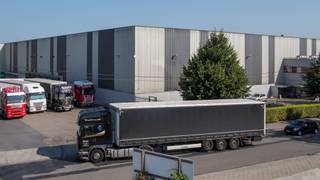 Het gebouw is gelegen in de industriezone Mechelen-Noord 1 en dus uitstekend gelegen langs de E19 Brussel-Antwerpen.<br /><br />Het gebouw bestaat uit twee aparte units van 8.547m² en 6.383m².<br /><br />Naast de uitstekende locatie heeft het magazijn extra kwaliteiten omdat het wordt gebruikt als geconditioneerde ruimte voor farmaceutische logistiek.<br /><br />Het is uitgerust met een PV-installatie, EV-laders, VRV's (airconditioning en verwarming), voldoende laadkades en een vrije hoogte van 10 meter.<br /><br /><br /><strong>VOORZIENINGEN</strong><br /><br />Brandveiligheid:<br />- Sprinklers<br />- Brandblussers<br /><br /><strong>BEVEILIGING</strong><br /><br />- Toegangskaart<br />- Volledig omheinde site<br />- CCTV Systeem<br />- Guard room<br /><br /><strong>ALGEMEEN</strong><br /><br />- Laadkades: 11<br />- Volledige temperatuurcontrole<br />- Vrije hoogte: 10m<br />- Draagkracht vloer: 50 kN/m²<br />- Verwarming: Heteluchtblazers op gas<br />- Koeling: VRV systeem<br />- PV Systeem<br /><br /><u>Beschikbaarheden</u><br /><br /><strong>magazijn: </strong>4.604 m² aan 70€/m²/jaar<br /><br /><br />