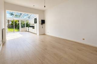 zeer aangenaam speciaal gelijkvloers appartement met 1 slaapkamer en tuin <br />hal, aparte w.c., gerenoveerde badkamer met inloopdouche en modern badmeubel, ruime berging, slaapkamer verder nog een zeer speciale living met veel lichtinvallen en open ingerichte keuken <br />zicht op tuin <br />fietsen en afvalberging aanwezig in gebouw