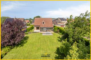<strong>Immo Van Middelem verkoopt deze zéér goed onderhouden, op te frissen woning met 4 kamers, bureau, inpandige garage, veranda, terras en grote tuin op een perceel van +/- 12a24ca. </strong><br /><br />Zeer gunstige ligging m.b.t. mobiliteit: kort bij een belangrijke invalsweg (Ninoofsesteenweg) zodat u in minder dan 15 min. in Brussel staat. Ook de busverbindingen van De Lijn (Brussel/Ninove) en de (school)bussen naar Lennik, Dilbeek en Ternat bevinden zich op wandelafstand.<br /><br />De indeling is als volgt: <br />- GELIJKVLOERS: inkomhal, WC, 1 kamer/bureau, living (salon & eetplaats) met schuifraam dat toegang biedt tot het terras en de tuin, keuken, garage. <br />- 1e VERDIEPING: nachthal, WC, badkamer, 3 kamers, 1 kinderkamer/bureau.<br />- KRUIPKELDER<br />- Bijgebouw: ruim tuinhuis.<br /><br />Verwarming op elektriciteit. Elektrische zonneluifels.<br />EPC: 442 kWh/m.jaar - Label E (UC: 3897297) met renovatieverplichting binnen 6 jaar na akte.<br />Vrij bij akte.