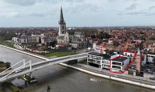 Energiezuinig duplexappartement met ruim terras in hartje Wervik: Welkom in Residentie De Reiger, een kleinschalige woonresidentie waar stadsleven...