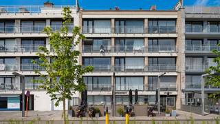 Découvrez ce spacieux et lumineux appartement de deux chambres avec une terrasse orientée plein soleil, idéalement situé au port de plaisance...
