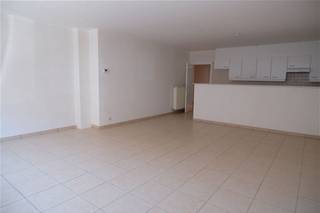 Gelijkvloers appartement met tuin en staanplaats gelegen nabij kerkplein in Wommelgem. Plaatsbeschrijving: hall met plaats voor vestiaire,...