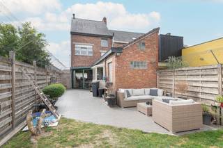 Deze charmante woning is gelegen op wandelafstand van winkels, scholen, horeca en openbaar vervoer. Bovendien is er een uitstekend verbinding...