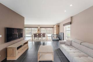 Deze woning wordt aangeboden met een instelprijs!*<br /><br />In een rustige & kindvriendelijke doodlopende straat nabij het centrum van Aartrijke, vinden we deze perfect onderhouden woning met zijn praktische indeling. <br />De woning is ideaal voor wie op zoek is naar comfort, rust en een centrale ligging nabij winkels, scholen en verbindingswegen.<br /><br />Bij het binnenkomen word je verwelkomd in een ruime inkomhal met gastentoilet. Aangenaam vertoeven is het zeker in de lichtrijke leefruimte met gezellige zithoek en eetplaats. De volledig ingerichte leefkeuken sluit naadloos aan en biedt rechtstreeks toegang tot het terras en tuin – perfect voor wie graag buiten leeft. Extra opbergmogelijkheden zijn er in de ruime berging/wasplaats aansluitend aan de keuken en de grote garage, dat perfect ook dienst kan doen als hobbyruimte / bureau /....<br /><br />Verder beschikt de woning over 4 volwaardige slaapkamers en een verzorgde badkamer met douche, ligbad, dubbele lavabomeubel en toilet. De zolder te bereiken via het zolderluik, biedt extra bergruimte.<br /><br />Buiten geniet je van een fraai aangelegde tuin met kunstgras, zonneterrassen, overdekte lounge, twee grote tuinhuizen, ruime carport, ... perceel volledig omheind, privacy gegarandeerd dus! <br /><br />Troeven:<br />* Alleenstaande woning in een rustige straat<br />* Instapklaar en goed onderhouden<br />* Zonnige tuin met terrassen<br />* 2 regenwaterputten van 10.000 L<br />* Elektriciteit conform<br />* Volledig geïsoleerd<br /><br />Deze woning straalt warmte en gezelligheid uit en is klaar om haar nieuwe bewoners te verwelkomen.<br /><br />Interesse? Contacteer ons vandaag nog (0470 50 50 50 - info@futurimmo.be)!<br /><br />*Deze eigendom valt onder het verkoopsysteem ‘instelprijs’. De vermelde instelprijs houdt bijgevolg géén aanbod in maar is een uitnodiging om tot een prijsvoorstel over te gaan. Elk prijsvoorstel gelijk of hoger dan deze instelprijs wordt voorgelegd aan de verkoper(s) die dit al dan niet kan aanvaarden.