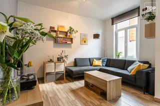 <p>Deze gunstig gelegen woning bevindt zich nabij de R40 en de N9. Het stadscentrum is vlot bereikbaar met de fiets en ook het Groenevalleipark ligt op korte afstand.</p>
<p>De woning beschikt over een praktische indeling en biedt verrassend veel ruimte. Via de inkomhal bereikt u de lichtrijke leefruimte, aansluitend op de keuken.</p>
<p>Op het gelijkvloers bevindt zich daarnaast een praktische ruimte met apart toilet, lavabo en aansluitingen voor een wasmachine en droogkast. De woning beschikt eveneens over een handige en droge kelder die extra bergruimte biedt.</p>
<p>Op de eerste verdieping bevinden zich een ruime slaapkamer en de badkamer. De tweede verdieping is ingericht als een zeer ruime tweede slaapkamer. Daarnaast beschikt de woning nog over een ruime zolder die ideaal is als opslagruimte.</p>
<p>Een belangrijke meerwaarde van deze woning is de toekomstige ontwikkeling naast en achter het perceel. In het kader van een nieuwbouwproject wordt er een groen park aangelegd dat zich vlak naast en achter de woning zal bevinden. Dit park zal een aangename groene omgeving creëren en zal bovendien in verbinding staan met de Westerbegraafplaats en de Groene Strook door Wondelgem. Hierdoor geniet u niet alleen van extra groen in de onmiddellijke omgeving, maar ook van een aantrekkelijke wandel- en fietsverbinding.</p>
<p>Troeven van deze woning</p>
<ul>
<li>Lichtrijke leefruimtes</li>
<li>Energiezuinige woning (EPC B)</li>
<li>Twee volwaardige slaapkamers</li>
<li>Ruime zolder en praktische kelder</li>
<li>Aparte was- en bergruimte</li>
<li>Toekomstig park naast en achter de woning</li>
<li>Vlotte bereikbaarheid nabij belangrijke invalswegen en het stadscentrum</li>
</ul>
<p>Beschikbaarheid overeen te komen met de eigenaar.</p>
<p>Interesse? Contacteer Top Vastgoed voor meer informatie of een bezoek.</p>