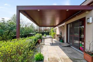 Wandel binnen in deze oase van rust gelegen in een prachtige residentiële woonwijk in de groene gemeente Bazel. De woning werd in 1976 gebouwd...