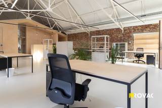 Werk in een historisch pand met moderne voorzieningen, midden in Izegem en perfect bereikbaar voor klanten én medewerkers.<br />Ontdek Atelier 12, een uniek en volledig gerenoveerd bedrijvencentrum in een charmant historisch pand in het hart van Izegem. Hier combineer je het karakter van vroeger met het comfort en de technologie van vandaag. De ruimte op de 1ste verdieping is instapklaar en voorzien van vloerverwarming en -koeling, domotica. Er is ook een gemeenschappelijke vergaderruimte en zelfs een gezellige binnentuin met overdekt terras om te pauzeren of (bij goed weer) buiten te werken. Dankzij de centrale ligging vlak bij openbaar vervoer, gratis parkings, winkels en de E403 is dit de perfecte uitvalsbasis voor elk groeiend bedrijf. Je huurt één kantoorruimte op maat van jouw noden of het volledige gebouw voor maximale zichtbaarheid en ruimte.<br /><br />Troeven<br />•Historisch pand met moderne afwerking<br />•3 kantoorruimtes (140 m² – 140 m² – 160 m²), afzonderlijk of samen te huur<br />•Gemeenschappelijke vergaderruimte, keukens en silent box<br />•Gezellige binnentuin en overdekt terras<br />•3 parkeerplaatsen + 1 overdekte staanplaats<br />•Vloerverwarming/-koeling, domotica, alarmsysteem<br />•Laadpunt elektrische wagen (uitbreidbaar)<br />•Op wandelafstand van station, bushaltes en gratis parkings<br /><br />Contacteer ons voor meer info of een vrijblijvend bezoek!