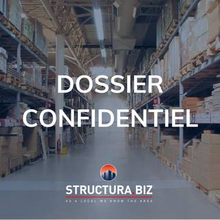 Bâtiment industriel multifonctionnel – Brabant Wallon<br />Ensemble immobilier exceptionnel d'environ 9000 m² idéalement situé en Brabant Wallon, à 10 min. de l'E19 et 13 min. de l'E429. Le bien comprend bureaux, entrepôts, showrooms et espaces techniques, sur un terrain de ±13.100 m².<br />Accès poids lourds, portes sectionnelles automatiques, chauffage central gaz.<br />Prix : sur demande – Dossier confidentiel