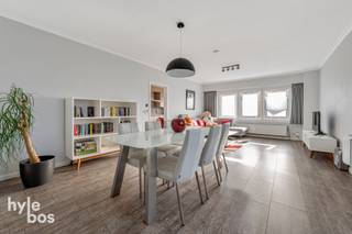 <p><span>Ruim en goed gelegen hoekappartement op de eerste verdieping van een kleinschalige residentie met lage gemeenschappelijke kosten. Dankzij de halfopen ligging geniet dit appartement van extra lichtinval en een aangenaam ruimtelijk gevoel. Het appartement beschikt over een inkomhal die toegang geeft tot de bijzonder ruime en lichtrijke leefruimte, een volledig ingerichte keuken voorzien van alle toestellen. De badkamer is uitgerust met een douche, enkele lavabo en toilet. Verder zijn er drie slaapkamers en een aangenaam terras. Bij het appartement hoort bovendien een individuele garage, wat een extra troef vormt in deze buurt. Dankzij het EPC-label B, conforme elektriciteit, asbestvrij en HR-beglazing is dit een energiezuinige en zorgeloze woonst. Door de combinatie van ruimte, lichtinval en ligging is dit appartement niet alleen ideaal voor eigen bewoning, maar ook bijzonder interessant als investering. Neem contact &amp; ontdek snel meer!</span></p><p><span> </span></p><p><span> </span></p>