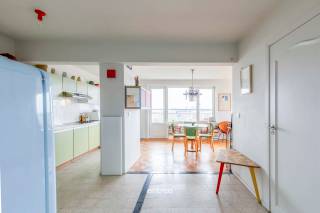 Dit prachtig gelegen appartement in het hart van Gent combineert modern comfort met de charme van de stad. De ruime living geniet van veel natuurlijk licht dankzij de grote ramen en biedt een adembenemend zicht over de stad. De open keuken is volledig uitgerust.<br /><br />Het appartement beschikt over een grote en kleinere comfortabele slaapkamer die rust en privacy garanderen. De badkamer is voorzien van een douchebad. Daarnaast is er voldoende bergruimte waardoor het eenvoudig is om de woning netjes en georganiseerd te houden.<br /><br />Dankzij de centrale locatie woont u op wandelafstand van winkels, restaurants en culturele bezienswaardigheden. Openbaar vervoer is makkelijk bereikbaar, wat het appartement ideaal maakt voor zowel stadsbewoners als pendelaars. Dit pand biedt een perfecte balans tussen stedelijk leven en comfort.<br /><br />Bezoekmoment na afspraak via mail of bericht op zaterdag 19 september tussen 10h - 12h.