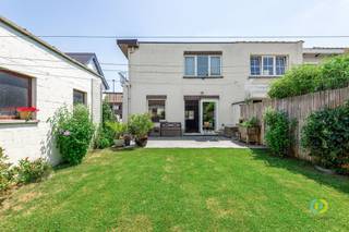 <p><span>Ontdek deze goed onderhouden driegevelwoning, rustig gelegen te Kassei in Vilvoorde. Dankzij de royale woonoppervlakte, ruime oprit, handige garage, vernieuwd terras en verzorgde tuin biedt deze woning alle comfort voor een gezin. De vergunde uitbouw zorgt bovendien voor een verrassend ruim woonvolume.</span></p><p><span>Via de inkomhal met apart gastentoilet betreedt u de lichtrijke leefruimte, waar de gezellige zithoek en eetplaats samen een aangename leefomgeving creëren. Aansluitend bevindt zich de keuken. Zowel de keuken als de badkamer bieden de mogelijkheid om naar eigen smaak te worden gemoderniseerd. Vanuit de eetplaats heeft u rechtstreeks toegang tot de mooi onderhouden tuin. Aan de zijkant van de tuin bevindt zich de praktische garage, ideaal voor uw wagen, fietsen of extra opslag. Op de eerste verdieping bevinden zich de ruime masterbedroom, een tweede slaapkamer, een derde kamer met aparte dressing die perfect dienst doet als kinderkamer of bureau, de badkamer en een ruime nachthal met ingebouwde dressingkasten. De tweede verdieping omvat nog twee extra kamers, waarvan één ruime slaapkamer en één kamer die ideaal is als bureau, hobbyruimte of logeerkamer. Daarnaast is er een handige bergruimte aanwezig. Tot slot beschikt de woning over een praktische kelder, ideaal voor extra opslag.</span></p><p><span>Met haar vier slaapkamers, verzorgde staat van onderhoud, ruime tuin, garage en uitstekende ligging vormt deze woning een ideale gezinswoning met heel wat potentieel. De mogelijkheid om keuken en badkamer volledig naar eigen smaak te vernieuwen maakt deze eigendom extra aantrekkelijk.</span></p><p><span>Plan vandaag nog uw bezoek en ontdek zelf de ruimte en mogelijkheden die deze woning te bieden heeft.</span></p><p><span> </span></p>