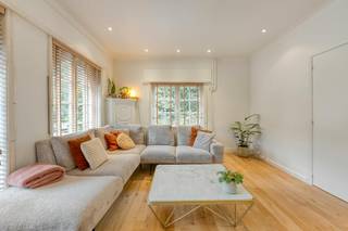 Bent u op zoek naar een eigendom waar warme, authentieke elementen en dagelijks wooncomfort harmonieus samenkomen? Dan is dit karaktervolle huis dat we te koop aanbieden een absolute buitenkans. Gelegen in een aangename omgeving in Sint-Michiels, ademt dit pand sfeer, rust en ruimte. Voor wie kwalitatief vastgoed zoekt in de regio Brugge, is dit een ware parel die meteen als een warme thuis aanvoelt.<br /><br />De indeling van dit sfeervolle huis is als volgt:<br /><br />Gelijkvloerse verdieping: <br />- Een ruime, karaktervolle inkomhal voorzien van een gastentoilet. <br />- Gezellige woonkamer nodigt direct uit tot ontspannen, mede dankzij de prachtige, authentieke open haard. <br />- Lichtrijke eetkamer met open keuken, waar u geniet van een prachtig, rustgevend uitzicht op de achterliggende tuin. Vanuit de keuken bereikt u tevens een uiterst praktische voorraadkelder.<br /><br />Eerste verdieping: <br />- Drie sfeervolle slaapkamers die rijkelijk baden in het natuurlijke licht. Eén van deze kamers is prachtig afgewerkt met ruime, op maat gemaakte kasten. Verder vindt u op deze verdieping een comfortabele badkamer, uitgerust met een dubbele lavabo, een toilet en een inloopdouche.<br /><br />Tweede verdieping: <br />- Volwaardige vierde slaapkamer <br />- Charmante tweede badkamer met een enkele lavabo en een ontspannend ligbad. <br />- Vijfde multifunctionele ruimte die u perfect kunt inrichten als inspirerend thuiskantoor, wasplaats of een volwaardige vijfde slaapkamer.<br /><br />Buiten is het heerlijk wegdromen in de zonovergoten, zuidgerichte en onderhoudsvriendelijke tuin. Hier geniet u in alle privacy op het sfeervolle terras van de mooie zomerdagen. Parkeren vormt bovendien nooit een probleem dankzij de ruime oprit met plaats voor drie wagens, inclusief een handige laadpaal. Grenzend aan deze oprit vindt u achteraan een fantastisch polyvalent bijgebouw. U kunt dit inrichten als een ideale plek voor een creatief thuisatelier, een hobbyruimte of extra opslag.<br /><br />Dit huis te koop in Sint-Michiels geniet van een goede locatie. Zowel de lokale winkels, kwalitatieve scholen, als het station van Brugge liggen op een boogscheut verwijderd. Bovendien bereikt u de oprit van de autosnelweg uiterst vlot, wat zorgt voor een perfecte verbinding. <br /><br /><br /><br />De eigendom wordt aangeboden via de Pre-sale formule. Op 11/11/2026 tussen 10:00 en 13:00 kan u het huis op afspraak komen bezichtigen en een bod uitbrengen. De vermelde prijs is een instelprijs. Voor meer info, gelieve contact op te nemen met de dossierverantwoordelijke.<br /><br />Bestuursmaatregelen in het maatregelenregister: nee