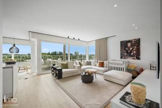 Dit stijlvolle appartement van 131 m² combineert hedendaags wooncomfort met een uitzonderlijke ligging aan de Rupel. De woning verwelkomt je in een ruime, open leefruimte waar comfort en functionaliteit centraal staan. Dankzij de grote schuiframen geniet je van een overvloed aan natuurlijk licht. Het ruime terras vormt hierbij een absolute troef met een prachtig zicht over de rivier.<br /><br />De leefruimte is strak en stijlvol ingericht en afgewerkt met hoogwaardige materialen. De moderne keuken vormt één harmonieus geheel met de woonruimte en is volledig uitgerust met ingebouwde toestellen, waaronder een inductiekookplaat, oven, koelkast en microgolfoven. Het tijdloze wit-grijze kleurenpalet zorgt voor een elegante en serene uitstraling.<br /><br />Het appartement beschikt over drie slaapkamers, momenteel ingericht als bureau, dressing en master bedroom. De master bedroom geniet eveneens van een prachtig uitzicht en beschikt over een praktische inloopdressing. De twee bijkomende kamers zijn multifunctioneel inzetbaar en bieden tal van mogelijkheden als slaapkamer, bureau of hobbyruimte.<br /><br />Verder heeft de penthouse twee badkamers. De badkamer aansluitend aan de master bedroom straalt pure luxe uit en is ingericht met een comfortabel ligbad in marmerlook, een ruime inloopdouche met zwart metalen frame en een moderne wastafel met stijlvolle kranen. Daarnaast is er een aparte, praktische douchekamer aanwezig.<br /><br />Verder is er een praktische bijkeuken met aansluitingen voor wasmachine, droogkast en een extra koelkast, wat zorgt voor extra bergruimte en optimaal gebruiksgemak.<br /><br />Tot slot zijn er twee ruime ondergrondse parkeerplaatsen inbegrepen.<br /><br />Gemeenschappelijke kosten: provisie €166,35/maand.<br /><br />Bekijk ook zeker onze website voor de grondplannen.<br />Meer info via Jean.Heylen@imovastgoed.be of via 015/34.34.54.<br />U kan Imo Vastgoed steeds vrijblijvend contacteren voor een gratis waardebepaling van uw woning.