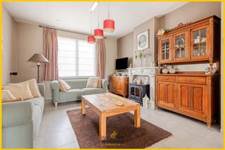 <strong>Vanop de straat vermoedt u het niet meteen, maar deze woning biedt verrassend veel ruimte en wooncomfort. Eenmaal binnen ontdekt u aangename leefruimtes, een doordachte indeling en een woning die veel groter aanvoelt dan haar gevel laat uitschijnen. Deze gezinswoning is gelegen op een perceel van ca. 7a29ca en beschikt over 3 kamers waarvan 1 met dressing, bureau, terras, zeer aangename tuin met tuinhuis en serre én garage.</strong><br /><br />De woning scoort zeer goed qua ligging dankzij de nabijheid van winkels, scholen en openbaar vervoer. Bovendien liggen de oprit van de Brusselse ring , het treinstation van Groot-Bijgaarden, de tramlijn 19, bushalte en het winkelcomplex 'Dansaertpark' slechts op een boogscheut.<br /><br />De indeling van de woning is als volgt:<br />- Gelijkvloers: inkomhal met WC, cosy leefruimte, eetplaats, volledig uitgeruste keuken (+/- 26m²) met schuifraam naar het terras en de tuin, bureau (+/-27m²);<br />- Eerste verdieping: nachthal, slaapkamer met dressing, badkamer (douche én ligbad) met WC;<br />- Zolder: 2 ruime zolderkamers (+/-19m² en +/-13m²) met ingemaakte kasten;<br />- GARAGE<br />- KELDER<br /><br />Centrale verwarming op gas.<br />EPC: 292kwh/m² - label C (UC:3635626) <br />Asbestveilige woning.<br />Beschikbaar ten laatste op 28/02/2027.