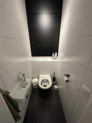 Prachtig gerenoveerd appartement te huur in het hartje an Bree.<br /><br />Dit aangename appartement is gelegen op een gunstige locatie in het centrum, met winkels, openbaar vervoer en andere voorzieningen op wandelafstand. Het appartement bevindt zich op de 1e verdieping van residentie Maltha en biedt een comfortabele en praktische indeling.<br /><br />Bij het betreden van het appartement komt u in een ruime inkomhal met een ruime inbouwkast waarin wasmachine en droogkast geplaatst kunnen worden en er ook plaats is voor jassen/tassen. Het appartement beschikt over 3 slaapkamers, een badkamer met douche, en een lichtrijke living met volledig ingerichte keuken. Aan de achterzijde van het appartement is er nog een balkon.<br /><br />Beneden in de kelder is er nog een autostaanplaats en een kelderberging (autostaanplaats is niet bereikbaar op dit moment door de wegenwerken).<br /><br />In deze residentie is er een collectief systeem voor verwarming en voor het verbruik van water. Hierdoor worden er maandelijkse voorschotten aan de eigenaar betaald van €175/maand. Ieder jaar, rond maart, wordt er afgerekend aan de hand van meterstanden.<br />Gemeenschappelijke kosten: €75/maand<br /><br />Enkele van de meubels op de foto's zouden kunnen blijven staan.<br /><br />Beschikbaar in onderling overleg.<br /><br />Interesse? Neem gerust contact op voor meer informatie of een bezichtiging.