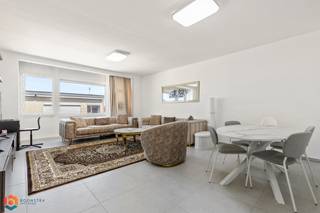 Op een aangename, rustige locatie in Duffel vindt u dit gerenoveerde appartement met 2 slaapkamers. Het maakt deel uit van een kleinschalig en verzorgd gebouw vlak bij het centrum van Duffel, met winkels, scholen en openbaar vervoer binnen handbereik.<br /><br />We betreden het appartement op de tweede verdieping via een inkomhal met gastentoilet en berging. De lichtrijke leefruimte biedt plaats voor een gezellige zithoek en eetplaats met aangrenzend de keuken, uitgerust met kwalitatieve toestellen. Via de hal bereiken we de badkamer met de aansluiting voor de wasmachine, een dubbele lavabo en inloopdouche. Verder beschikt het appartement over 1 ruime slaapkamer en 1 kinderkamer waarlangs we het terras bereiken. <br />De garage kan optioneel worden aangekocht voor €20 000. <br /><br />Dit is een uitstekende opportuniteit als u op zoek bent naar een charmant, gerenoveerd appartement met 2 slaapkamers te Duffel. Contacteer ons voor meer informatie op 0479 13 63 69 of via info@boonstravastgoed.be.<br /><br />Bijzonderheden :<br />- Lichtrijk<br />- 2 slaapkamers<br />- Recent gerenoveerd