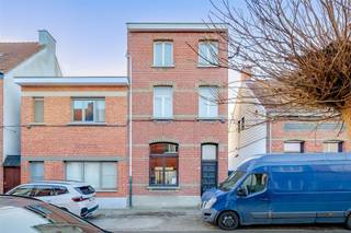 <p><span>Deze </span><span>te renoveren woning met tuin </span><span>te koop is gelegen in de Veldstraat te Brasschaat. Op slechts enkele minuten wandelen van </span><span>winkels, horeca, scholen </span><span>en zo is ook het centrum vlot bereikbaar.</span></p><p><span> </span></p><p><span>Deze woning heeft een </span><span>bruikbare vloeroppervlakte van ca 146m²</span><span> (cfr EPC) en biedt tal van mogelijkheden. </span></p><p><span>Met </span><span>3 - 4 slaapkamers</span><span> is dit een ideale starterswoning voor wie graag de handen uit de mouwen steekt. </span></p><p><span>De mooie tuin van ca 100m² maakt het plaatje af.</span></p><p><span> </span></p><p><span>Indeling:</span></p><p><span> </span></p><p><span>Gelijkvloers</span></p><p><span>- inkomhal </span></p><p><span>- woonkamer met eetkamer</span></p><p><span>- keuken</span></p><p><span>- veranda</span></p><p><span>- badkamer met ligbad</span></p><p><span>- tuin</span></p><p><span> </span></p><p><span>Eerste verdieping</span></p><p><span>- slaapkamer 1</span></p><p><span>- slaapkamer 2</span></p><p><span> </span></p><p><span>Tweede verdieping</span></p><p><span>- slaapkamer 3</span></p><p><span>- berging / slaapkamer 4</span></p><p><span> </span></p><p><span>Troeven</span></p><p><span>- ideale woning voor starters en doe-het-zelvers</span></p><p><span>- onmiddellijk vrij</span></p><p><span> </span></p><p><span>Dit pand kan onderhevig zijn aan de renovatieverplichting die door de Vlaamse overheid wordt opgelegd voor residentiële gebouwen. Consulteer voor meer informatie de website van het Vlaams Energie- en Klimaatagentschap via <span>https://www.energiesparen.be/renovatieverplichting-residenti%C3%ABle-gebouwen-2023</span></span></p><p><span> </span></p><p><span>Ben jij geïnteresseerd in deze woning te koop in Brasschaat? Ben je op zoek naar ander vastgoed of wens je de waarde van jouw eigendom te kennen? Dan ben je bij BOLT Immo aan het juiste adres! We helpen jou graag verder! Bel 03/568.68.06 of mail <span>info@bolt.immo</span></span><span> </span></p><p><span> </span></p>