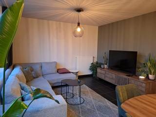 Mooi, en ruim appartement te huur, Ruime living met open keuken. Bijhorend kleine opbergruimte.Twee slaapkamers en badkamer met bad en douche. Groot...