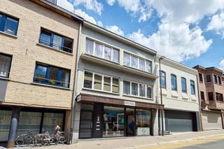 Op een strategische locatie in een rustige straat met het centrum en station op wandelafstand kan u dit commercieel gelijkvloers terugvinden. met...