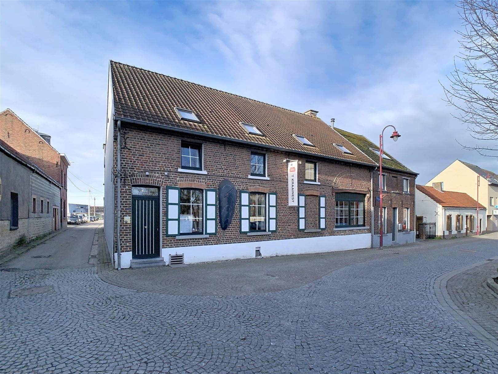 Gebouw met ruim 4 slaapkamer appartement en gelijkvloerse handelszaak - foto 1