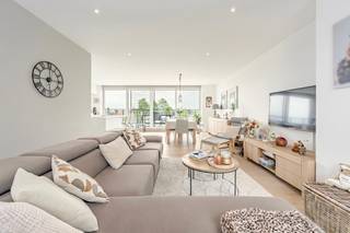 Dit prachtige penthouse in Res. Steenhuyse heeft een bewoonbaar oppervlak van 142 m² en heeft 2 slaapkamers, dubbele garage en een berging. Het...