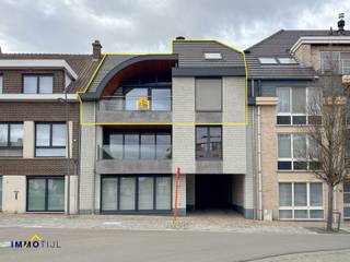 <p>Dit <strong>instapklaar duplexappartement</strong> is gelegen op de 2de en 3de verdieping van een recent, <strong>kleinschalig gebouw met lift</strong>. Via de <strong>inkomhal</strong> betreedt u de <strong>ruime</strong> en <strong>lichtrijke leefruimte</strong> met <strong>gezellige haard</strong>, die mooi overgaat in de open, <strong>volledig uitgeruste keuken</strong> (kwalitatieve merkapparatuur) en <strong>een geïntegreerde werk- of bureauruimte</strong>. <br /><br />Aansluitend aan de keuken is er een <strong>praktische berging/wasplaats </strong>voorzien. Vanuit de leefruimte heeft u toegang tot het <strong>zuidoost gericht terras.<br /><br /></strong>Dit niveau beschikt eveneens over een eerste <strong>slaapkamer</strong> en een hedendaagse <strong>badkamer </strong>met een <strong>inloopdouche</strong> en <strong>lavabomeubel</strong>. Zowel de slaapkamer als de keuken geven uit op een <strong>tweede terras</strong>, wat zorgt voor extra buitenruimte.<br /><br />De <strong>bovenverdieping</strong> omvat <strong>twee volwaardige slaapkamers</strong> en een <strong>tweede badkamer</strong> met <strong>douche</strong> en <strong>lavabomeubel</strong>.<br /><br />Het appartement is <strong>uitstekend onderhouden</strong> en afgewerkt met aandacht voor comfort en kwaliteit. Het is onder meer voorzien van <strong>ingemaakte kasten, twee afzonderlijke toiletten</strong>, <strong>elektrisch bedienbare zonneluifels,</strong> <strong>centrale verwarming op aardgas</strong>, <strong>hoogrendementsbeglazing</strong>, <strong>airconditioning</strong>, <strong>videofoon</strong> en <strong>een</strong> <strong>conforme elektrische installatie</strong>. <br /><br />Achteraan het gebouw bevindt zich een <strong>ruime garage</strong> <strong>met sectionale poort </strong>en codebediening, verplicht bij aan te kopen aan €30.000.<br /><br />Dankzij de <strong>virtuele rondleiding</strong> krijgt u alvast een eerste indruk van dit <strong>bijzonder energiezuinige appartement</strong> (<strong>EPC-label A</strong>).<br /><br />Rustig gelegen in <strong>centrum Welle</strong>, met een <strong>vlotte verbinding naar Aalst en Ninove</strong>. <strong>Op</strong> <strong>korte afstand van scholen, winkels</strong> <strong>en het station</strong> met verbinding naar Brussel en Gent. Voor meer info en/of een bezoek, contacteer Steven via steven@immotijl.be of 0485 52 55 29.</p>
