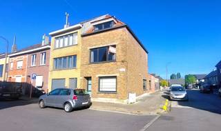 Deze ruime gezinswoning is rustig en toch centraal gelegen te Bredene Sasop wandelafstand van het shopping center, bushalte, scholen en de...