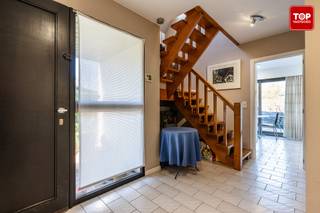 Deze alleenstaande woning is gelegen in een rustige, residentiële wijk en biedt een mooie combinatie van comfort, ruimte en privacy.De ramen werden...