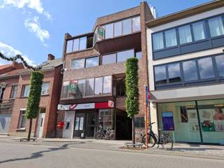 Groot appartement in Geel-centrum bestaande uit: inkomhal, grote woonkamer met veel licht, ingerichte keuken, wasplaats/berging, nachthal,...